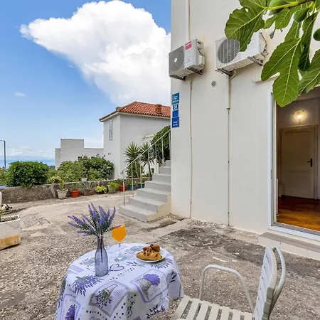 Jakov Apartmán *